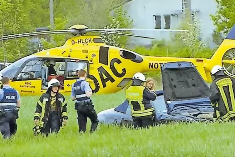 Bevor klar war, dass die beiden Fahrzeuginsassen nur leicht verletzt sind, war auch ein Rettungshubschrauber alarmiert worden.