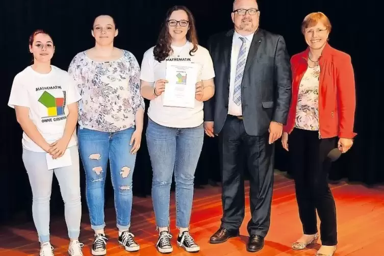 Freude über Sonderpreis: die drei Realschülerinnen der St. Franziskus-Schule mit Wettbewerbsleiterin Gabriele Lapport (rechts).