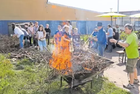Zur Herstellung von Holzkohle wurden beim Projekttag am Edenkobener Gymnasium Reben verbrannt.