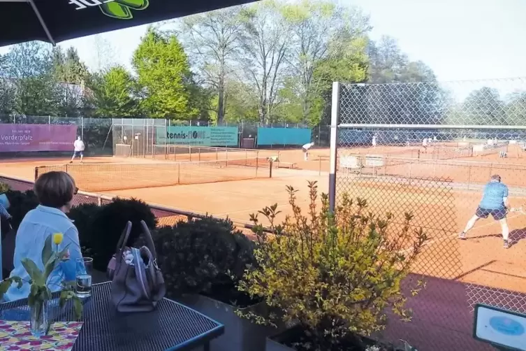 Tennis, aber auch das gemütliche Beisamensein macht den Luxor-Cup so beliebt bei den Teilnehmern.