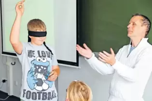 Der zehnjährige Felix erkennt den falschen 50-Euro-Schein mit verbundenen Augen. Hochschuldozent Oliver Müller ist stolz auf sei