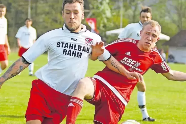 Gundersweilers Spielertrainer Michael Hammerschmidt (links) traf am Samstag zwar gegen Niederkirchen, sein SVG unterlag aber den