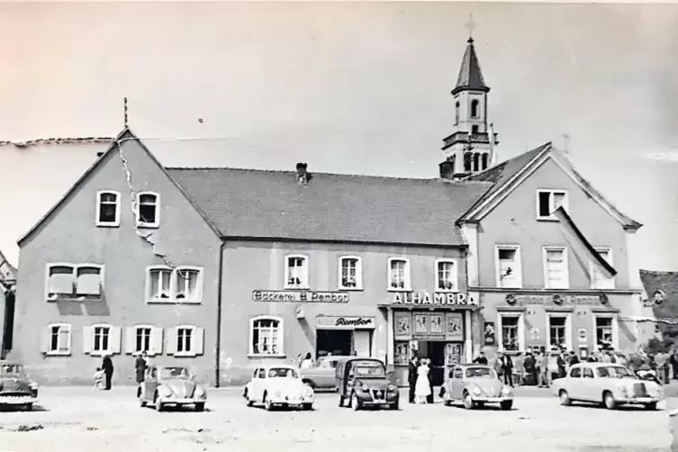 Bäckerei Rembor und das „Alhambra“-Kino in der Ortsmitte.