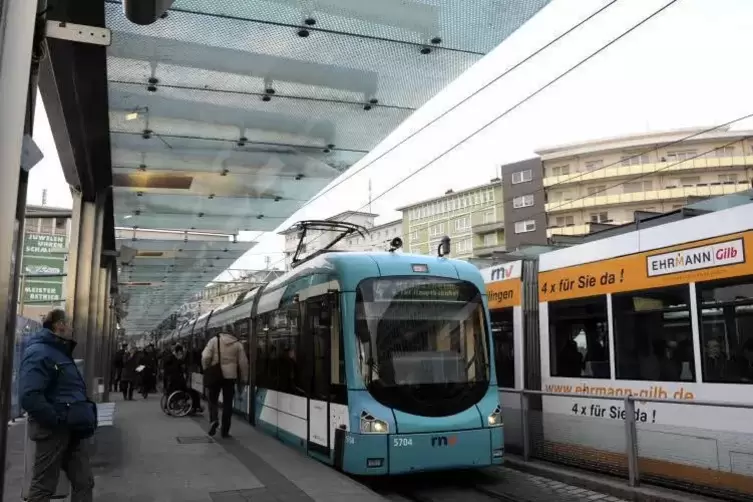 Verkehrsknotenpunkt mit täglich 40.000 Passaten: Berliner Platz. Zuletzt ist die Anzahl der Straftaten dort wieder gestiegen.  A