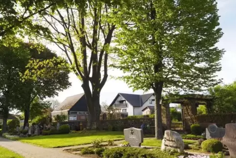 Künftig sollen auf dem Schmitshauser Friedhof Baumbestattungen möglich sein. Foto: Moschel 