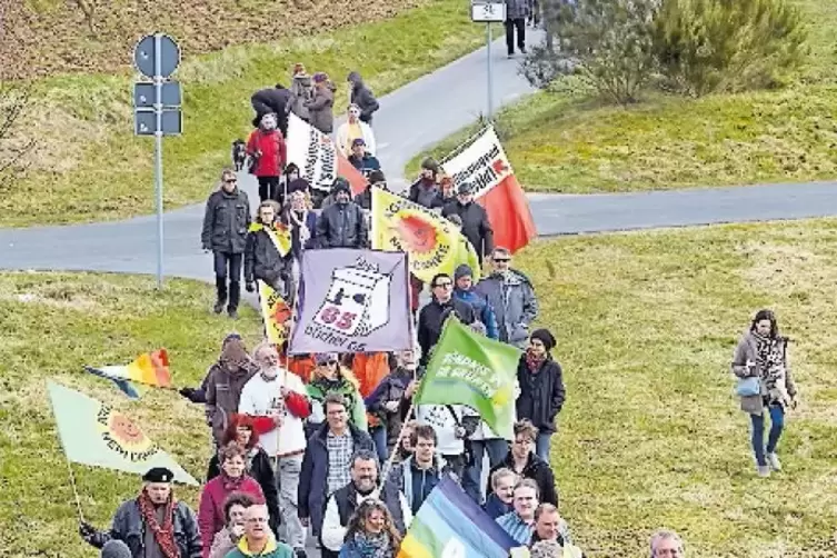 Jedes Jahr demonstrieren Ostermarschierer am Außenzaun des Stützpunktes Büchel gegen mutmaßlich auf dem Gelände lagernde Atomwaf