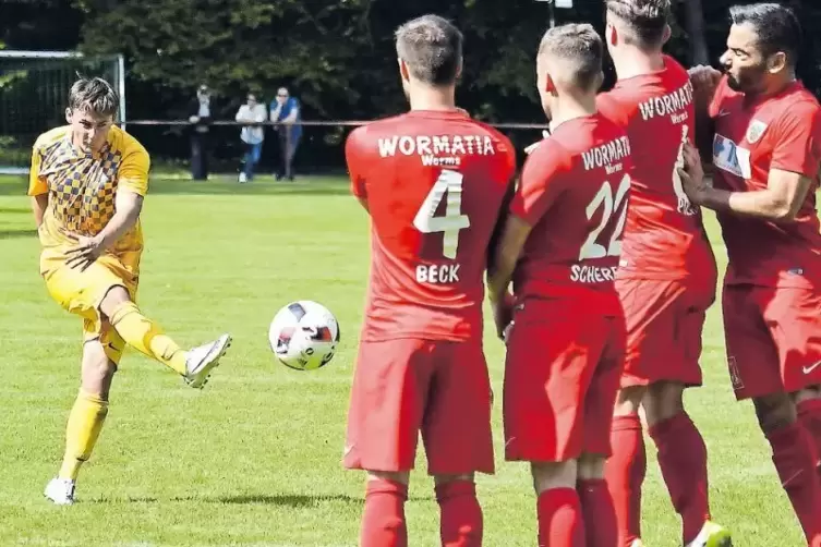 Fabijan Theobald (links) gleicht hier per Freistoß zum 1:1 für den SV Geinsheim aus.