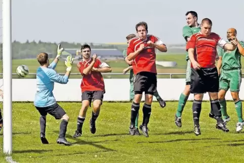 Das 3:0 für den FC Höhfröschen gegen den SV Martinshöhe II: Dirk Schlesinger (Dritter von rechts) trifft mit einem Kopfball gege