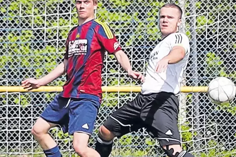 In Klingenmünster: Yannik Heil, Schütze des 1:1 (links), und der Bad Bergzaberner Sebastian Knoll.