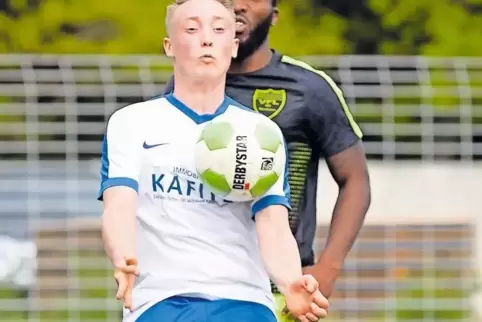 Konzentriert: Thomas Kühner (vorne) vom SV Alsenborn und Noel Ndiya, VfL Kaiserslautern.