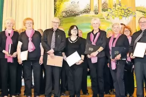 Wilfried Bierhenkel (ganz links) und Vorsitzender Johannes Burgey (rechts) ehrten (v.l.) Renate Frölich, Doris Göhring, Heiner u