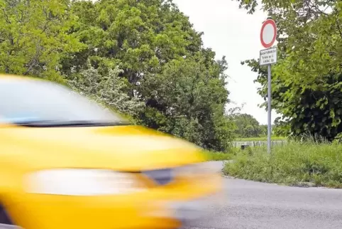 Mit Steinen und Durchfahrt-Verboten-Schild gesperrt: früherer kleiner Parkplatz am Wingertzugang in der Dr.-Siebenpfeiffer-Straß