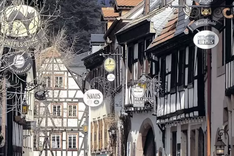 Das bunte Leben in der Hintergasse schildert Usch Kiausch in der Titelgeschichte ihres Bandes.