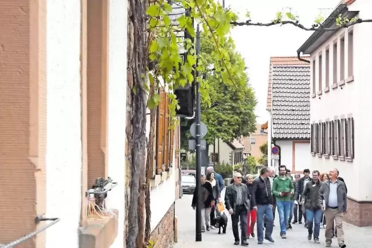 Vorneweg: Ortsbürgermeister Dietmar Leist (rechts) gefolgt von Jury, Räten und Bürgern.