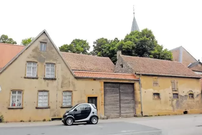 Der ganze Stolz der Ilbesheimer ist ihr Mehrgenerationenpark hinter der Kirche (links, hier bei der offiziellen Einweihung im ve