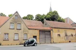 Der ganze Stolz der Ilbesheimer ist ihr Mehrgenerationenpark hinter der Kirche (links, hier bei der offiziellen Einweihung im ve