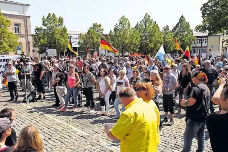 Gegen Flüchtlinge in Deutschland: Das „Frauenbündnis“ von Marco Kurz fordert auch den Rücktritt von Verbandsbürgermeister Volker