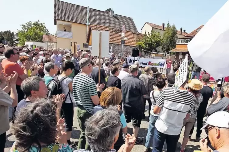 Für Vielfalt und Toleranz: Das Bürgerbündnis „Wir sind Kandel“ lud zur Demo an den Saubrunnen. Zahlreiche Prominente kamen, daru