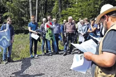 Die Planer erläuterten, wie der neue Rehbach im Haßlocher Wald verlaufen soll.