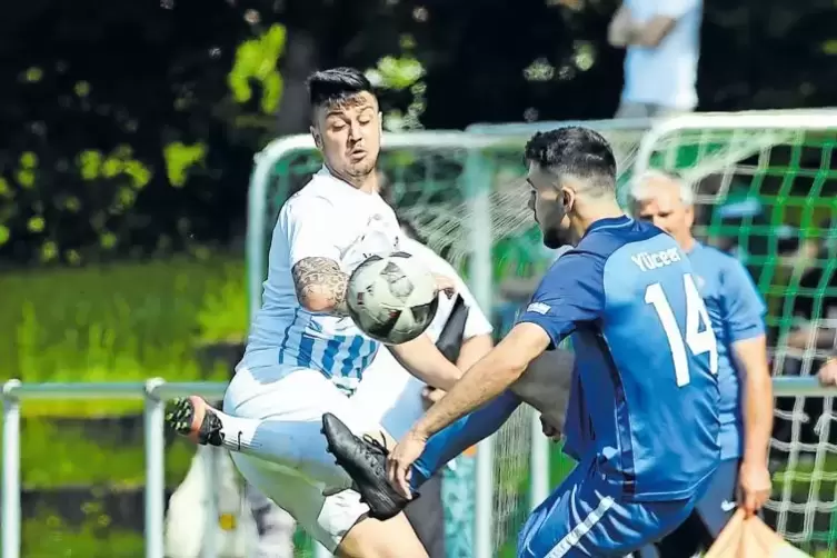 Frankenthals Okan Arslan (links) und Hasan Semih Yueceer (ESV Ludwigshafen) im Zweikampf.