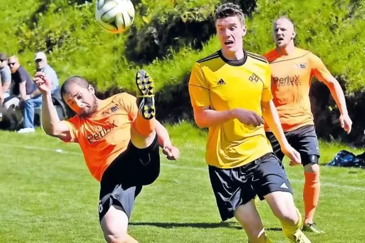 Petersbergs Frederic Könnel (rechts) zieht ab, doch Knopps Ferhat Kizmaz (links) lenkt den Ball ab.