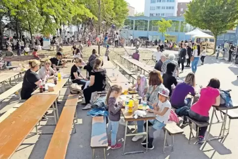 Gute Gemeinschaft: Besucher des Stadtteilfests im Westend.