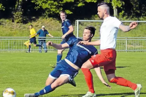 Brückens Kevin Conde (blau) versucht Alsenztals Artur Marger zu stoppen. Marger bereitete mit feinem Pass das 2:0 für die SGA vo