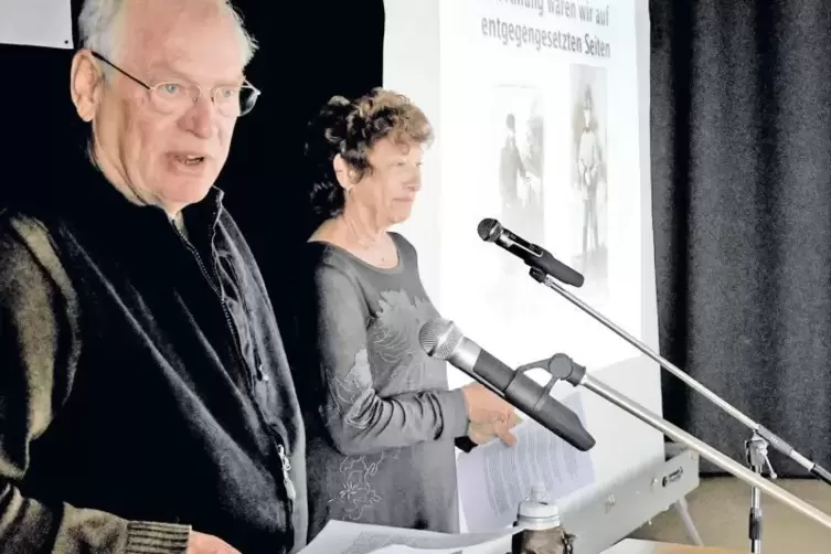 Eindringlicher Vortrag im Edith-Stein-Gymnasium in Speyer: Rudi Raab und Julie Freestone sind ein Paar mit gegensätzlicher Verga