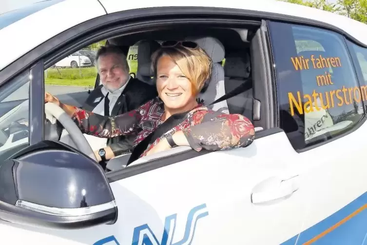 Bereit für die Rundfahrt: Susanne Kühner von der RHEINPFALZ mit Ralf Lang von den Stadtwerken.