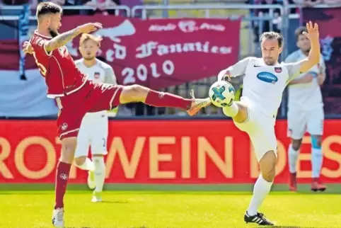 Bleibt beim FCK: Lukas Spalvis. Rechts Robert Strauß vom 1. FC Heidenheim.