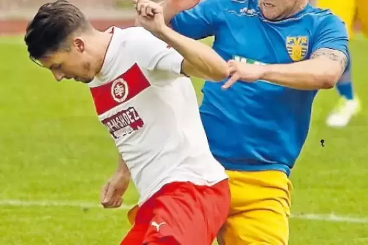 Felix Horn (rechts) kehrt nach längerer Krankheit zur Elf des FV Rockenhausen zurück.