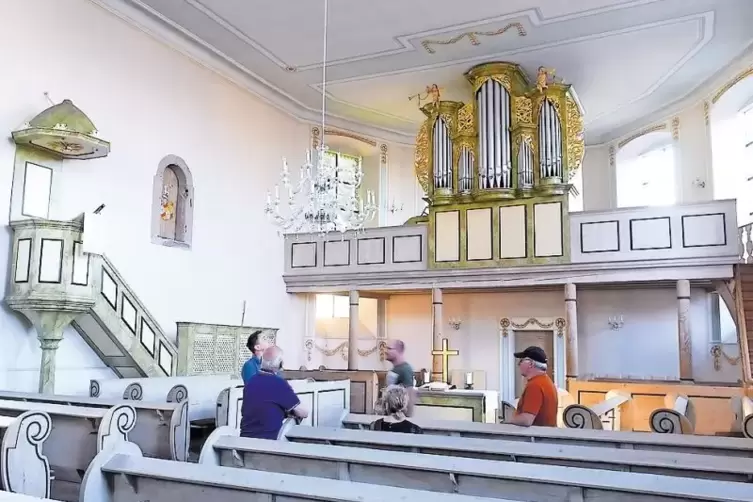 1968 wurde der Innenraum der großen, hellen Kirche renoviert. Er sieht immer noch aus wie neu.