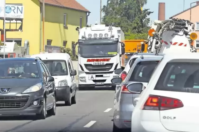 Derzeit oft Alltag in der Franz-Kirrmeier-Straße: Stau.