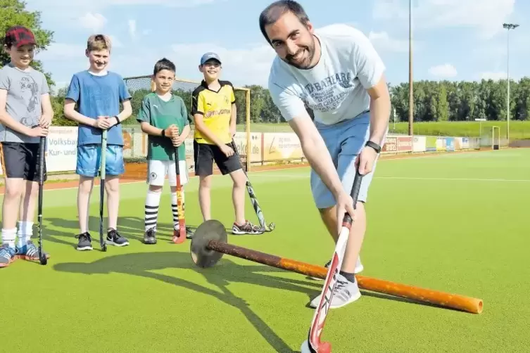 Nur ein paar Schritte: Jochen Göltz beim Jugendtraining auf dem Weiherhof. Sein Büro befindet sich nebenan im Vereinsheim.