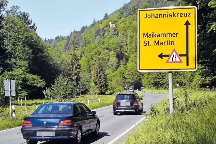 Die neue Beschilderung soll darauf hinweisen, dass es recht eng zugeht auf der Totenkopfstraße.