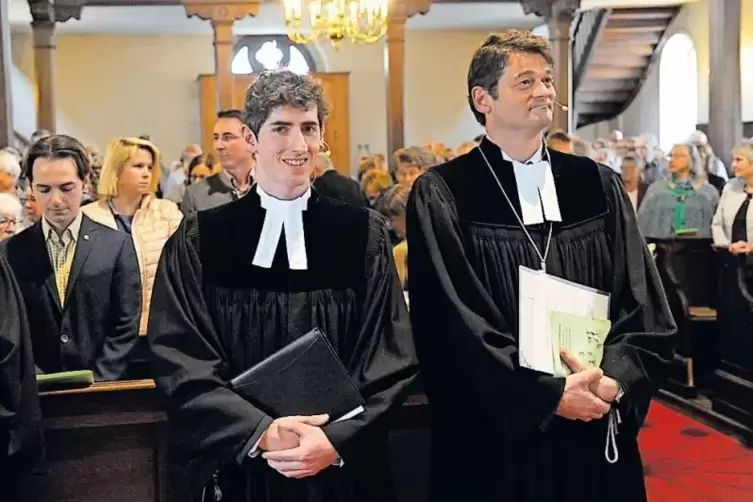 Zwei Kirchenmänner: Pfarrer Stefan Höhn (links) und Dekan Markus Jäckle. Dessen Worte für den 33-Jährigen: „Der Herr wird dich i