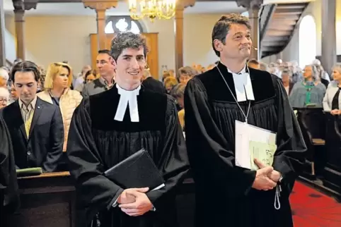 Zwei Kirchenmänner: Pfarrer Stefan Höhn (links) und Dekan Markus Jäckle. Dessen Worte für den 33-Jährigen: „Der Herr wird dich i