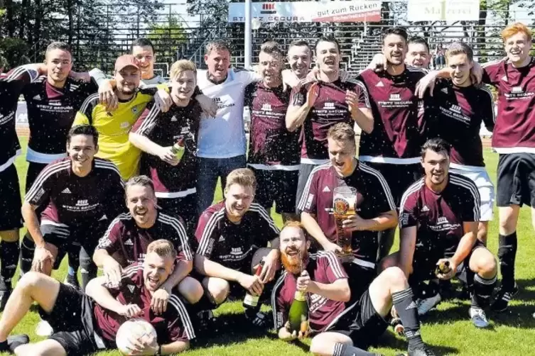 Sekt, Bier und ein Ball: die Meistermannschaft der SG Kirchheimbolanden/Orbis II.