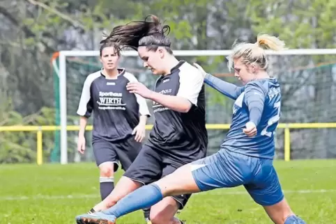 Sie traf im Pokalspiel gegen Wörrstadt zum 1:1: SCS-Spielerin Chiara Müller (links) am Ball. Ihr Team verlor am Ende mit 2:5.