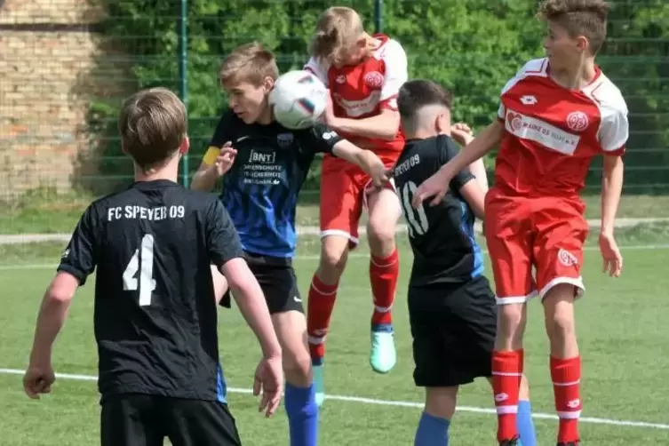 An die Grenzen gestoßen: die D-Junioren des FC Speyer 09, hier beim Spiel gegen Mainz 05. ArchivFoto: Lenz