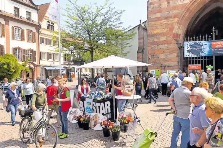 Vor der Stiftskirche waren Informationsstände zum Handel mit „fairen Produkten“ aufgebaut, die auf großes Interesse von Passante