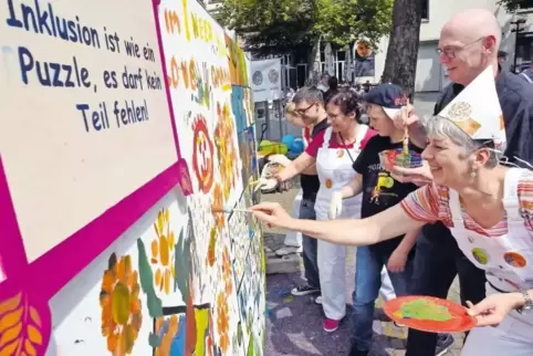 Kreativer Ader freien Lauf lassen: Beim Aktionstag Inklusion hatten Passanten am Samstag an der Stiftskirche Gelegenheit dazu.