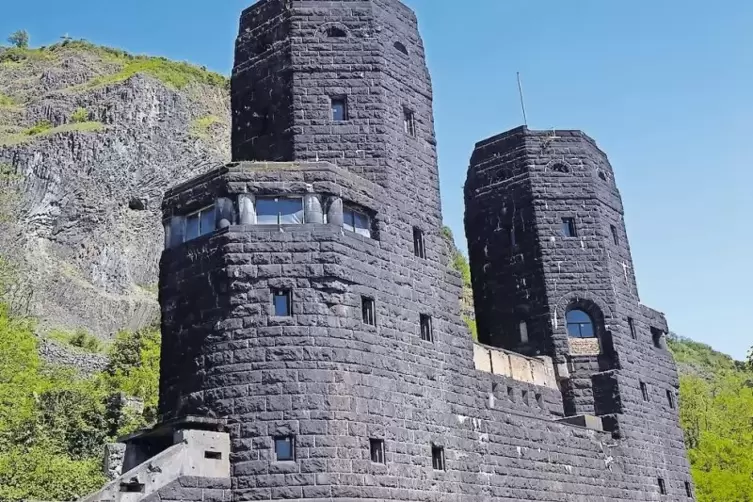 Ein Bauwerk von kriegshistorischer Bedeutung: Diese zwei Türme der „Brücke von Remagen“ sollen an den Höchstbietenden verkauft w