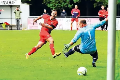 FC Kleinsteinhausen (schwarz) gegen SV Palatia Contwig (rot). Contwigs Torschütze Christoph Wolf trifft am Sonntag zum 3:1 gegen