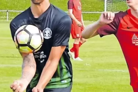 Sichert den Ball mit allen Tricks: Grünstadts Abräumer Alexander Simon.