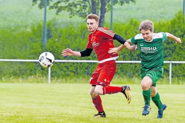 Den Ball im Blick: Simon Pfleger (links) von der SG NMH Niederkirchen und Marco Geib vom SV Katzweiler haben dasselbe Ziel.