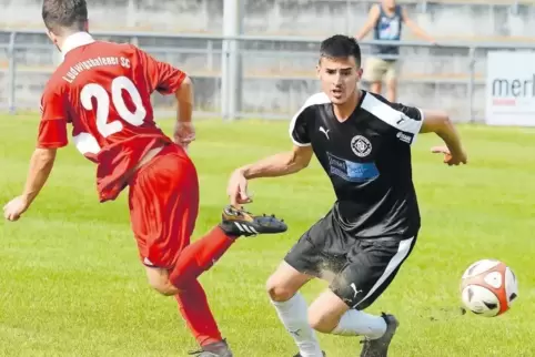 Wechselt zum SV Morlautern: Maximilian Riehmer (rechts), der hier LSC-Torschütze Taher Taher austrickst.