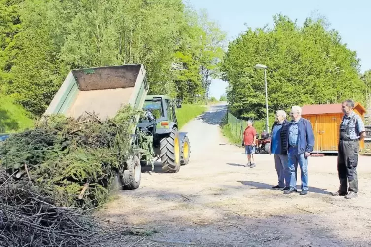 Viel Holz: Helmut Stuppy bringt gleich eine ganze Traktorladung zur Sammelstelle in Queidersbach. Dafür bietet er an, den Grünab