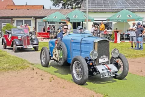 Ein blauer Salmson S4 Sport, Baujahr 1930, trifft in Schaidt ein, dicht gefolgt von einem roten Ford Speedster, der 1927 gebaut 