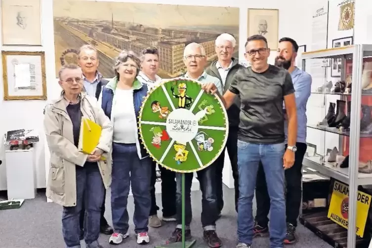 Bei der Übergabe: von links Gudrun Dobler, Herrmann Wagner, Christa Mack und Lothar Geib (Dritter von rechts) vom Verein für Ges